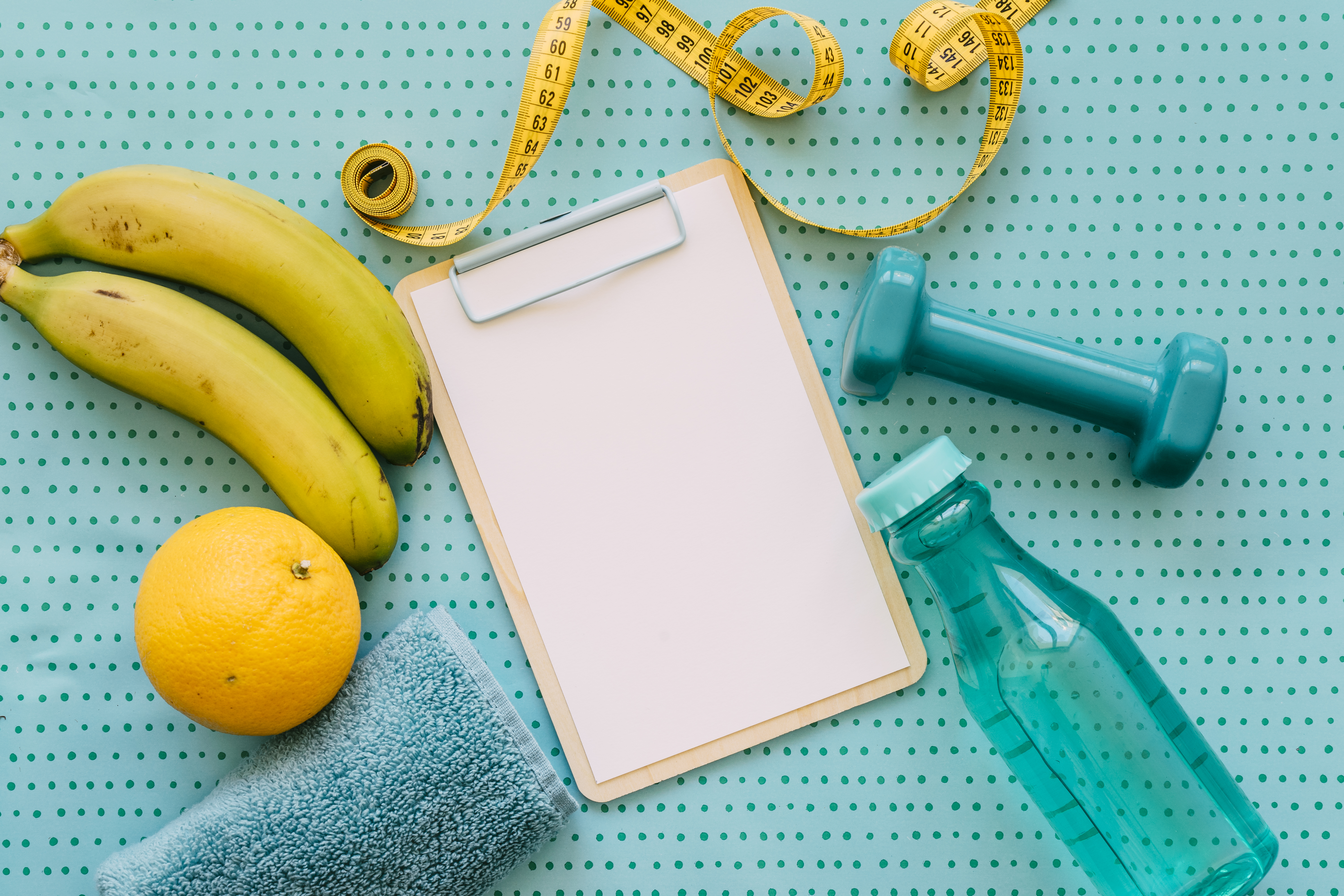 Clipboard con bananas y agua a su alrededor