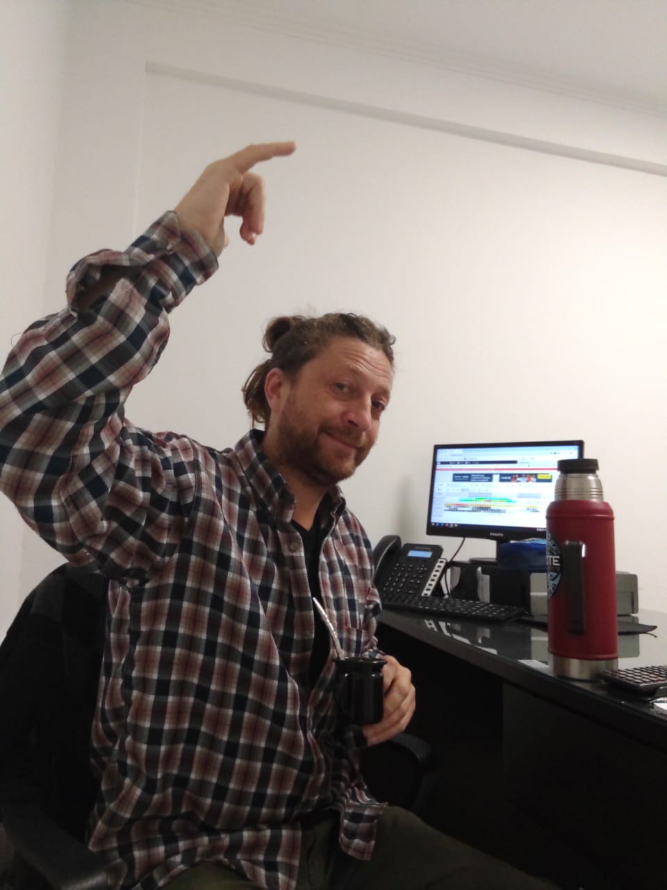 Nutricionista señalando una manzana en un cuadro