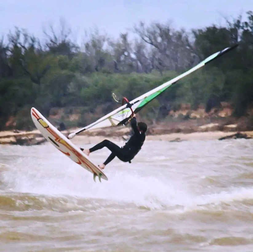 Foto del nutricionista haciendo windsurf