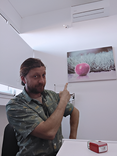 Nutricionista señalando una manzana en un cuadro